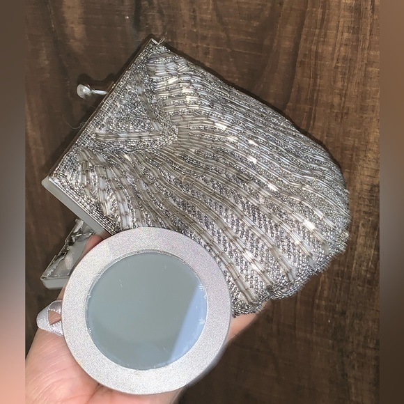 Cute little sling bag. - Picture 3 of 4